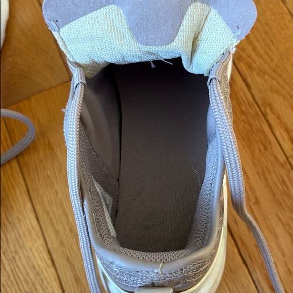 🩶 Women’s Nike Light Gray and White Sneakers 👟 - Picture 5 of 11